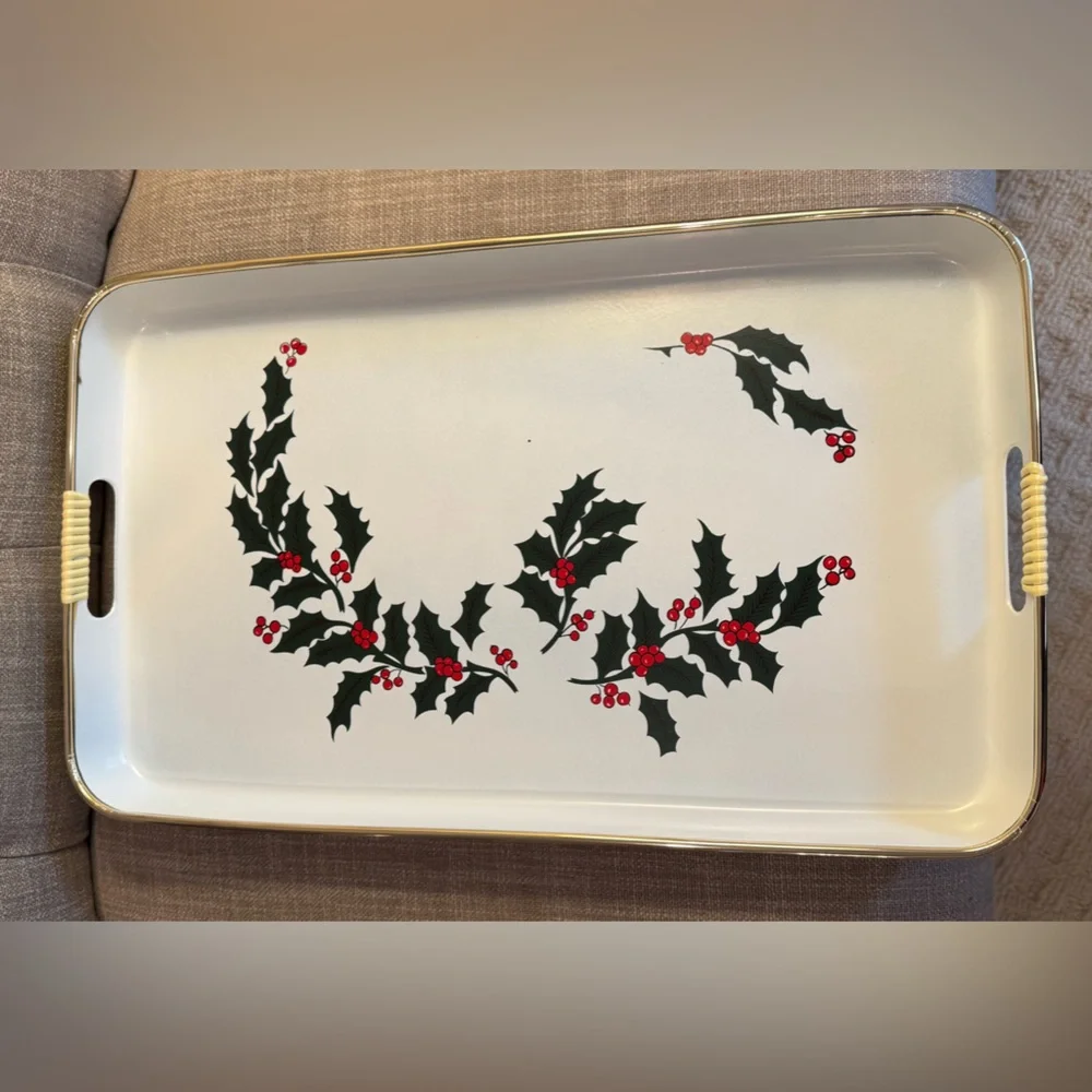 🎄Vintage NWT 3 piece lacquer Christmas tray set, never used w holly design.